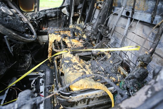 Mažeikių r. rastas sudegęs automobilis, jo naudotojas tvirtina, kad „Peugeot“ buvo pavogtas