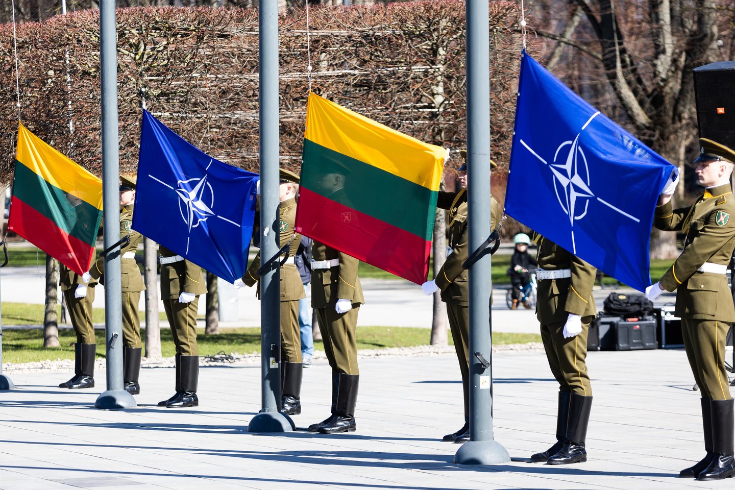 NATO ir Lietuvos vėliavos.<br>Ž.Gedvilos (ELTA) nuotr.