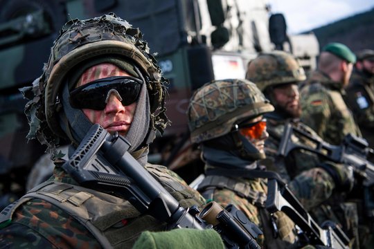 NATO iš pagrindų svarsto keisti savo strategiją: prabilo apie prevencinį smūgį Rusijai