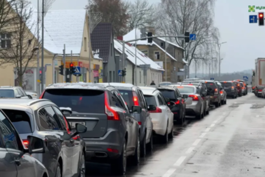 Vietoje minutės – dvi valandos: pro šį tiltą važiuojantys vairuotojai stveriasi už galvos