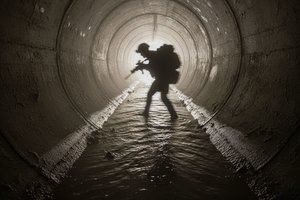 Okupantų košmaras kanalizacijos vamzdyje: šaltis, haliucinacijos ir vadų „dovanėlė“ pabaigoje