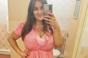 Bėdos dėl didžiulių krūtų: 30-metė rytais negali atsikelti iš lovos