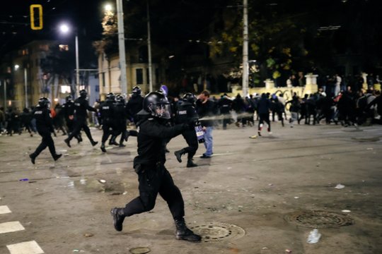 Bulgarai stoja į kovą su vyriausybe: sostinėje – tūkstantiniai protestai ir akmenimis apmėtyta būstinė