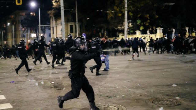 Bulgarai stoja į kovą su vyriausybe: sostinėje – tūkstantiniai protestai ir akmenimis apmėtyta būstinė