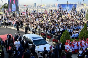 Popiežius Leonas Beirute aukojo mišias, lankėsi sprogimo vietoje uoste