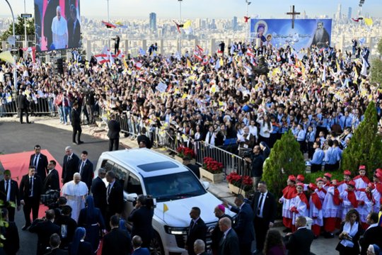 Popiežius Leonas Beirute aukojo mišias, lankėsi sprogimo vietoje uoste