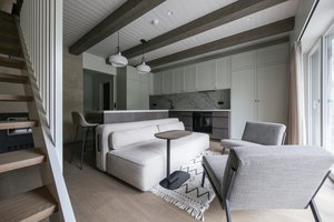 Šiame kompaktiškame name kiekvienas aukštas turi savo nuotaiką — ir tai genialu