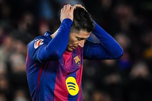 R. Lewandowskis dėl savo smūgio sulaukė pašaipų lavinos, bet „Barca“ šventė pergalę