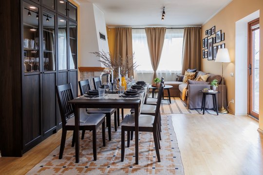 Pokyčiai be didelės renovacijos: interjero dizainerių sprendimai Rimos svetainę pavertė visiškai nauja erdve