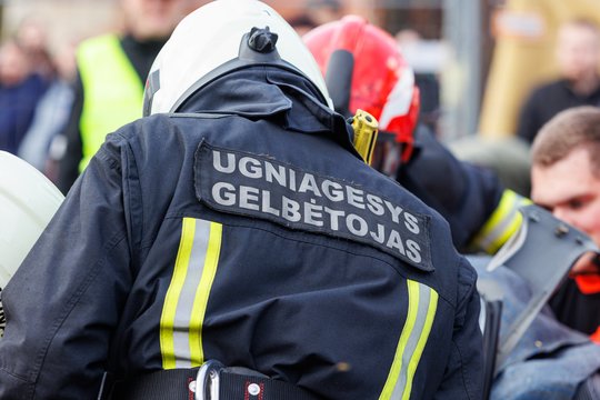 Kauno ugniagesiai skubėjo į Karmėlavą – degė konteineris su siuntiniais