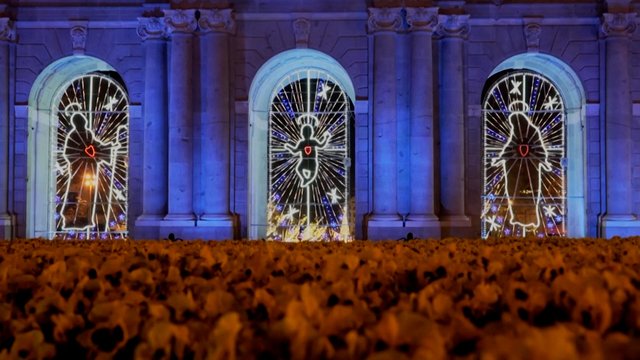 Madride sužibo tūkstančiai lempučių: skraiste apsigaubęs miestas užbūrė šventine nuotaika 