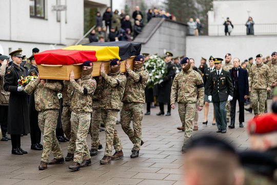 Jautri akimirka sostinėje: atsisveikinta su Pabradės poligone žuvusiu Belgijos kariu