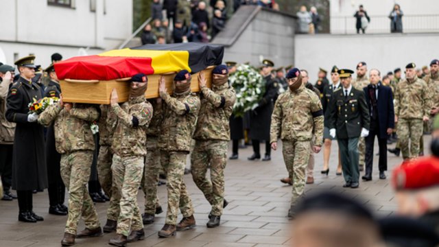 Jautri akimirka sostinėje: atsisveikinta su Pabradės poligone žuvusiu Belgijos kariu