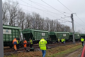 Kėdainių rajone – geležinkelio avarija: nuo bėgių nuriedėję vagonai sutrikdė eismą