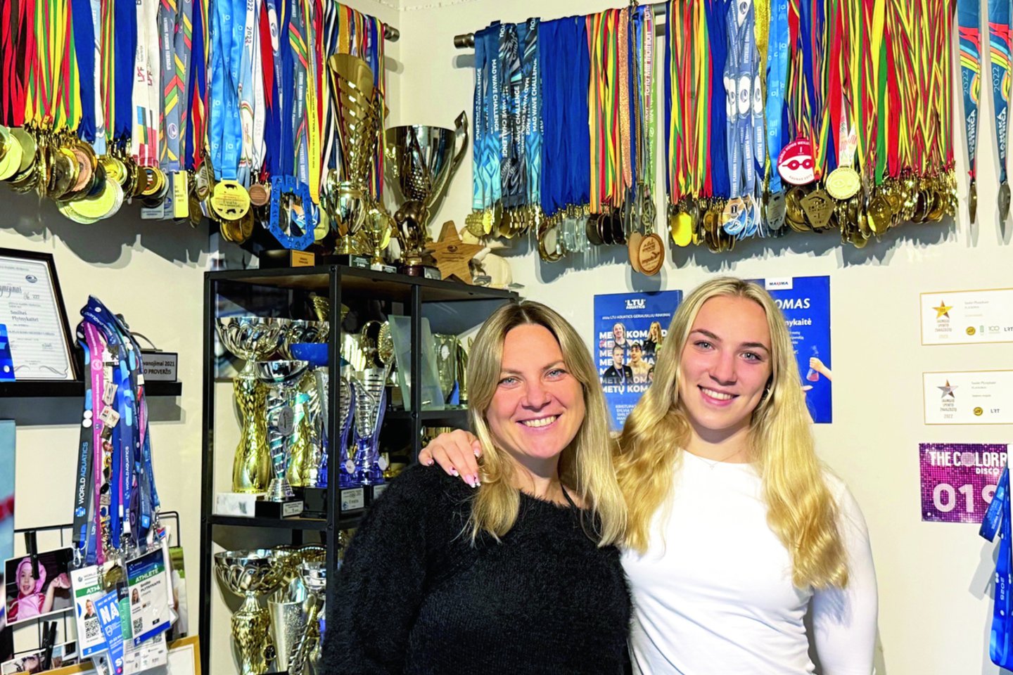 Smiltė su mama Sandra medalių kambaryje.<br> Asmeninio archyvo nuotr.