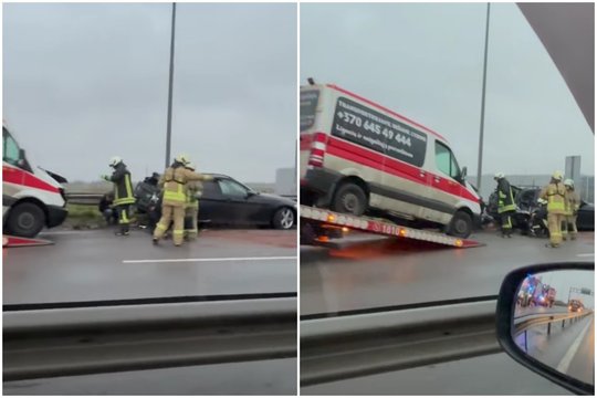 Išvažiuojant iš Klaipėdos autostradoje susidūrė BMW ir mikroautobusas: sutriko eismas, prireikė visų tarnybų