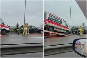 Išvažiuojant iš Klaipėdos autostradoje susidūrė BMW ir mikroautobusas: sutriko eismas, prireikė visų tarnybų