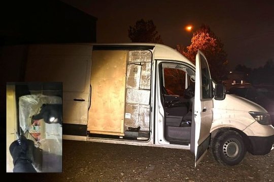 Naujas pasieniečių smūgis kontrabandininkams: sulaikyti 6 įtariamieji, perimta cigarečių kone už 300 tūkst. eurų