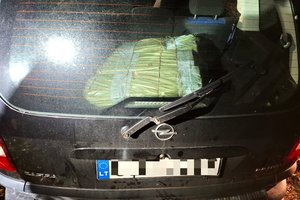 Pasieniečių išbaidyti, miške paliko ir kontrabandines cigaretes, ir automobilį