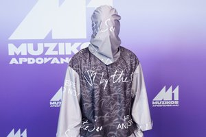 Mėlynuoju M1 apdovanojimų kilimu žengė kaukėtas vyriškis: paaiškėjo, koks tai žinomas žmogus