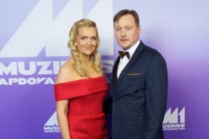 Į M1 muzikos apdovanojimus Rūtą Ščiogolevaitę atlydėjo žavus vyriškis