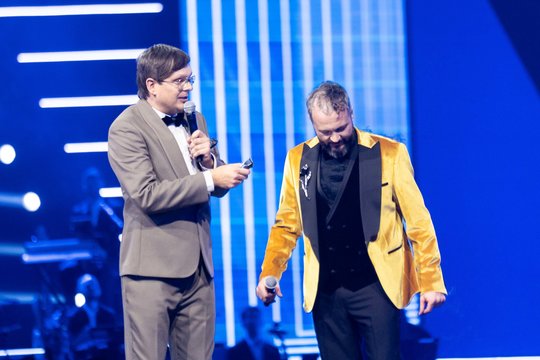 M1 apdovanojimuose – netikėtumas: vedėjui nuskusti plaukai