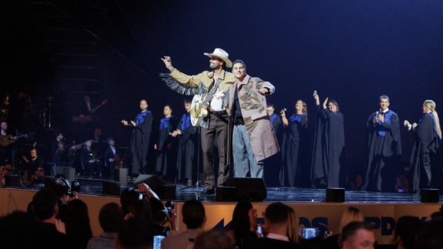 Ant mėlynojo kilimo pasirodęs J. Jarutis prakalbo apie vestuves