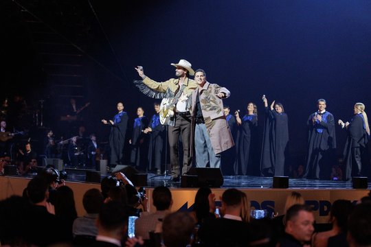 Ant mėlynojo kilimo pasirodęs J. Jarutis prakalbo apie vestuves