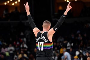 Produktyviai minutes išnaudojęs J. Valančiūnas stebėjo įspūdingą komandos draugo pasirodymą