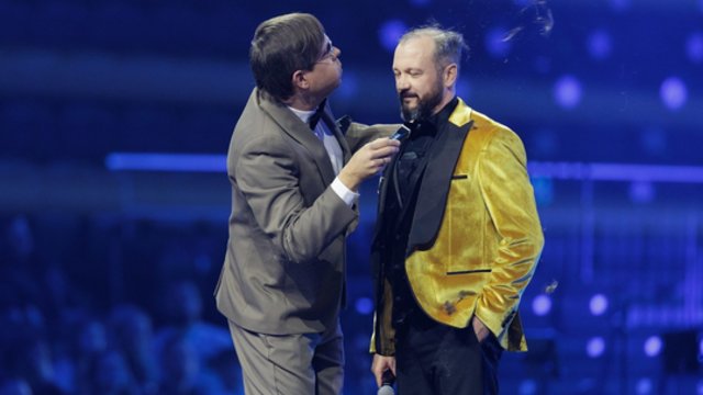 M1 apdovanojimuose neapsieita be netikėtumų: vedėjui nuskuto dalį plaukų