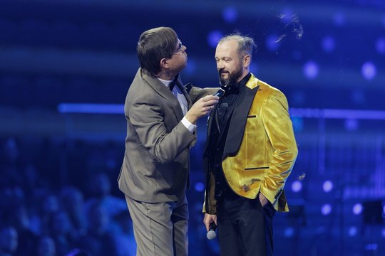 M1 apdovanojimuose neapsieita be netikėtumų: vedėjui nuskuto dalį plaukų