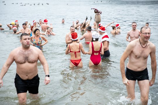 Maudynės žiemą – mados reikalas ar įrodymais grįsta sveikata?
