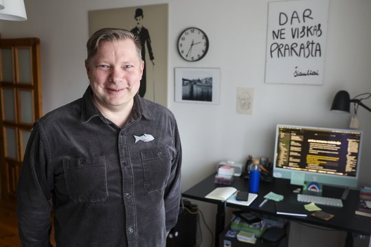 Naują romaną parašęs R. Kmita: „Mes visi esam pridarę nesąmonių ir tik paskui supratę, kad esam paskutiniai idiotai“