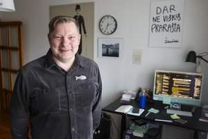 Naują romaną parašęs R. Kmita: „Mes visi esam pridarę nesąmonių ir tik paskui supratę, kad esam paskutiniai idiotai“