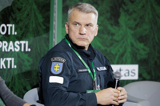 Arūnas Paulauskas: per savaitę aptikta 19 balionų, šalia jų rasta kone 35 tūkst. cigarečių