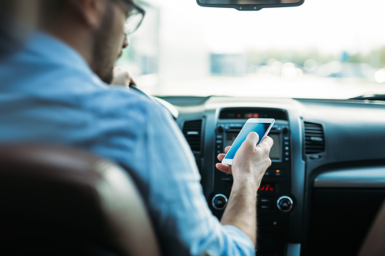 Daugiau nei pusė lietuvių vairuodami vis dar griebiasi telefono: ekspertė įvardijo, kas slypi už šio pavojingo įpročio