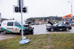 Vilniuje susidūrė policijos autobusiukas ir „Audi“, nukentėjo pareigūnas