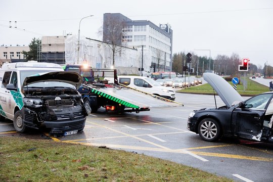 Vaizdai iš įvykio vietos: Vilniuje policijos autobusiukas susidūrė su lengvuoju automobiliu „Audi“
