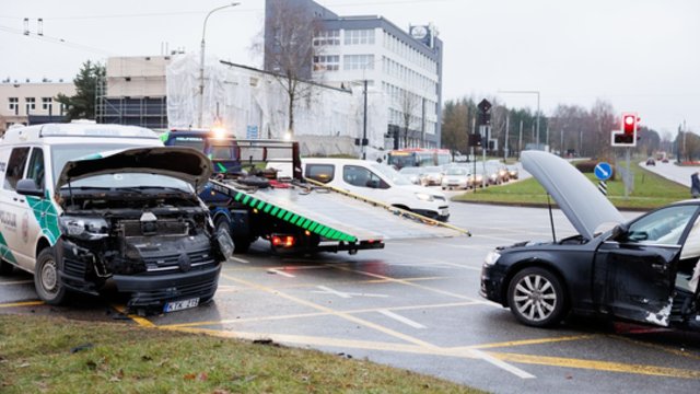 Vaizdai iš įvykio vietos: Vilniuje policijos autobusiukas susidūrė su lengvuoju automobiliu „Audi“