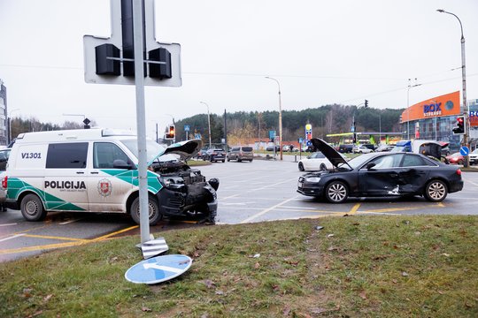 Vaizdai iš įvykio vietos Vilniuje: susidūrė policijos automobilis ir „Audi“