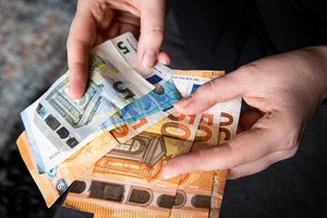 Vyriausybė linkusi nusileisti: šių darbuotojų atlyginimams kelti – papildomi milijonai