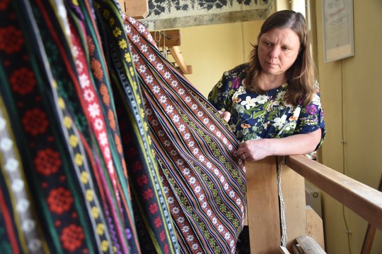 „Vien tik ausdama nepragyvenčiau“: Latvijos meistrė kovoja už nykstantį amatą