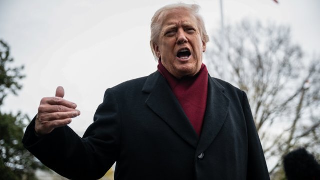 D. Trumpas griežtina imigracijos politiką: trumpins išduotų leidimų dirbti galiojimo laiką