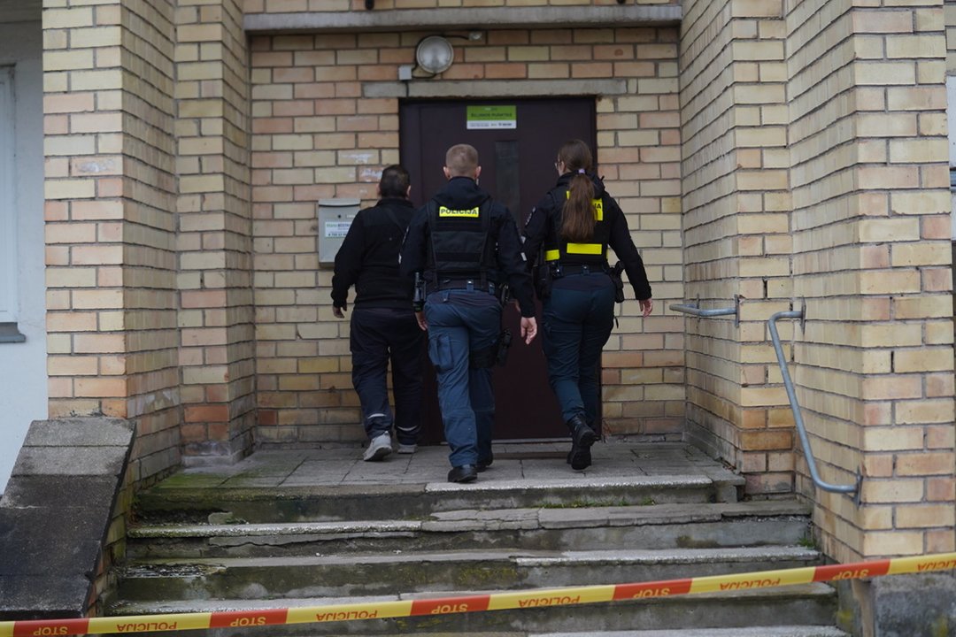  Policijos veiksmai daugiabutyje Partizanų gatvėje Kaune. <br> G.Bitvinsko nuotr.