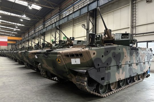 Lenkijos kariuomenė gavo brangiausias Europoje pėstininkų kovos mašinas – kuo dar jos pasižymi?