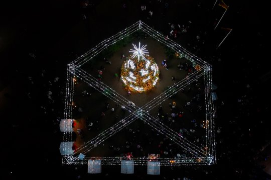 Lazdijuose įžiebta išskirtinė Kalėdų eglė: ypatinga puošmena matosi net iš dangaus