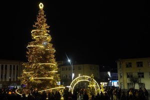 Kupiškyje sužibo įspūdinga Kalėdų eglė su ypatingu simboliu
