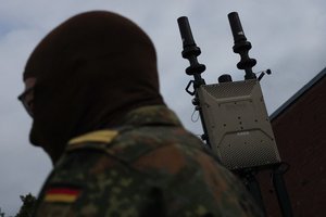 Vokietijoje tūkstančiai moksleivių protestavo prieš valdžios planus dėl karinės tarnybos