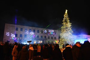 Skuodas įžiebė Kalėdų eglę: skelbia gražiausių metų švenčių pradžią