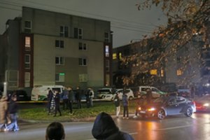 Didelė apgultis Kaune: policija šturmavo dar vieną daugiabutį, susirinko būrys žmonių